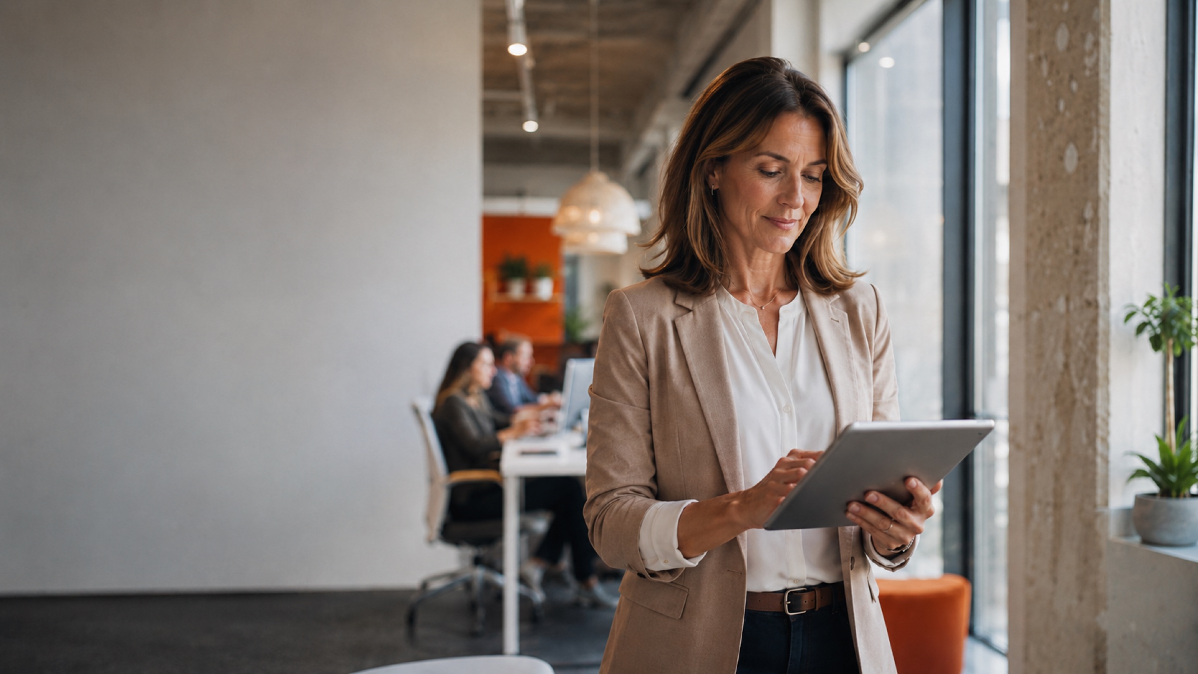 Une responsable RH consultant des analyses sur une tablette dans un bureau moderne